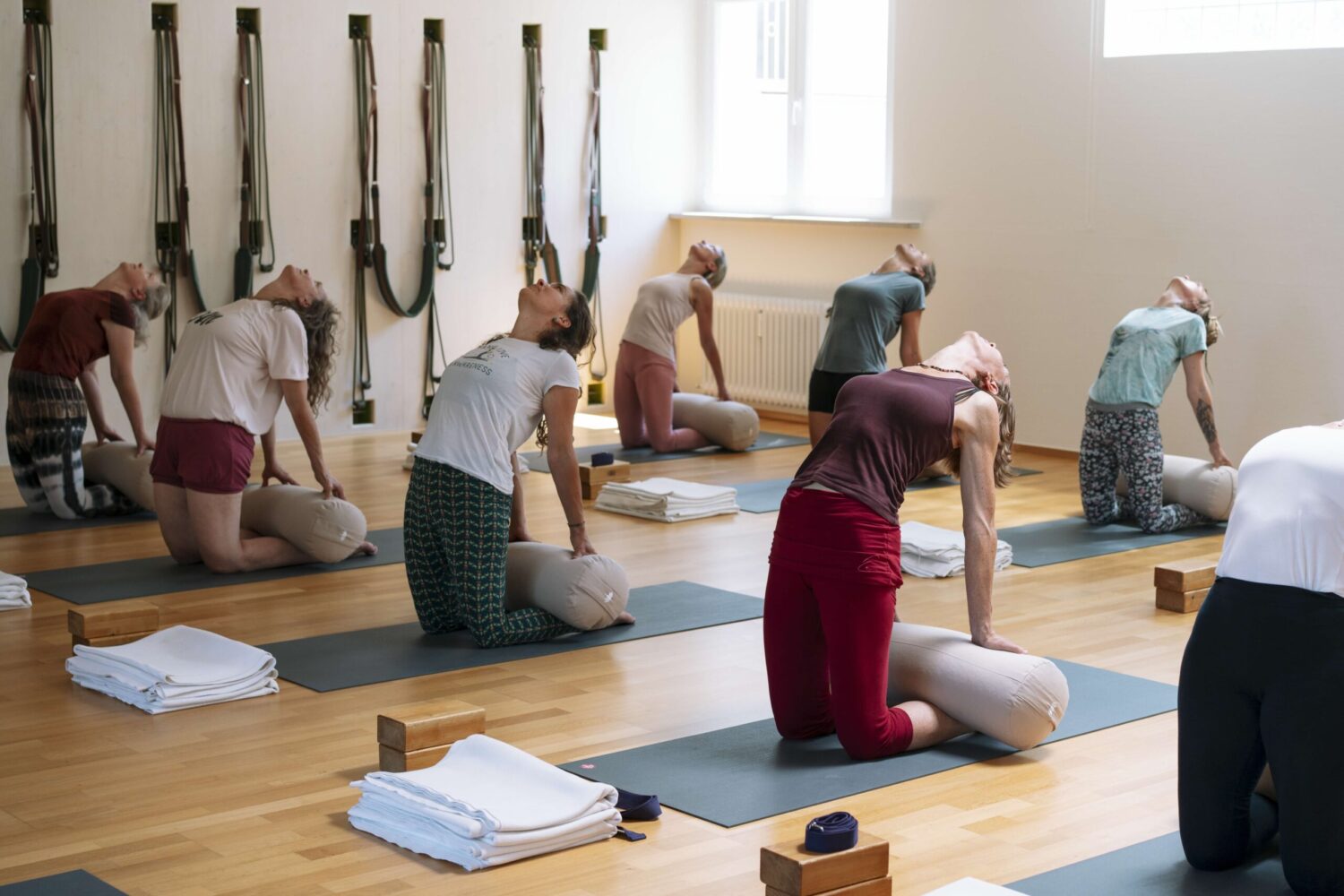 Iyengar Yoga Emmendingen, Übende in Sirsasana, Kopfstand, Anleitung und Korrektur
